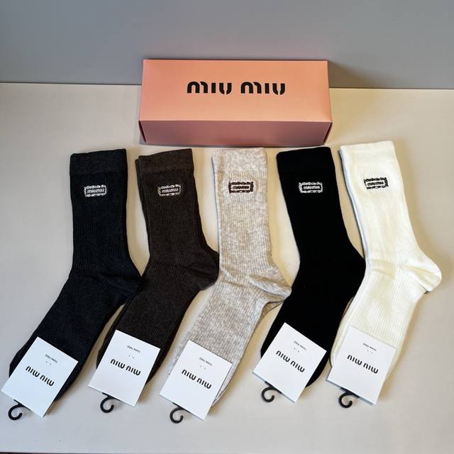 Miumiu's new early autumn stockings, classic style, fashionable and advanced! Bi