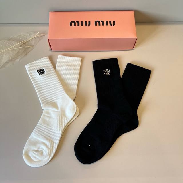 Miumiu's new early autumn stockings, classic style, fashionable and advanced! A