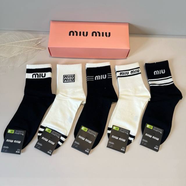 Miumiu's new early autumn mid-length socks, classic style, fashionable and advan