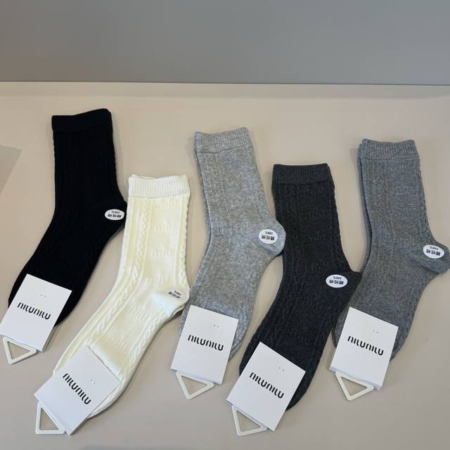 Miu Miu's new early autumn stockings, classic style, fashionable and advanced! A