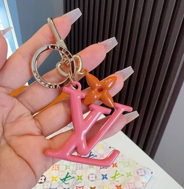 Lv Keychain Enamel Craft Lv Letter Pendant Pop Flower Bag and keychain charms ar
