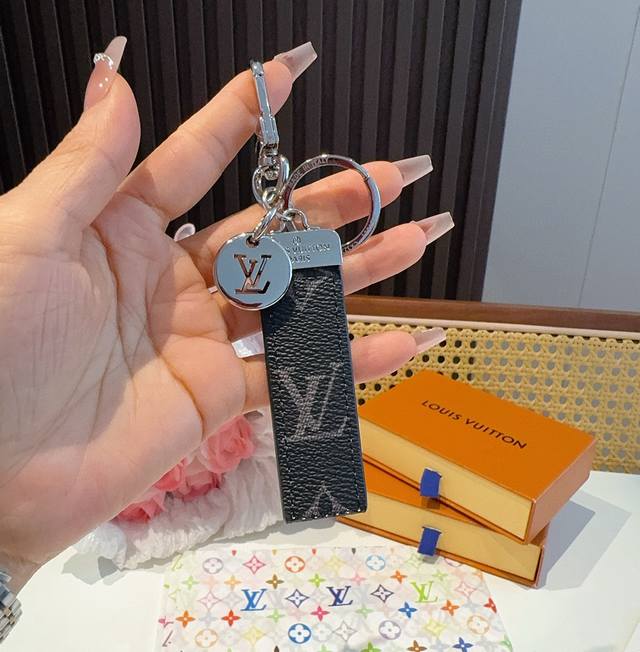 Lv keychain car keychain pendant draws inspiration from the keychain design in t