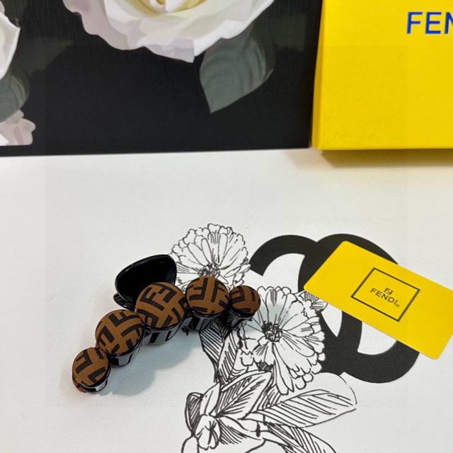 Special counter packaging Fendi's latest hit is here Vintage retro monogram clip
