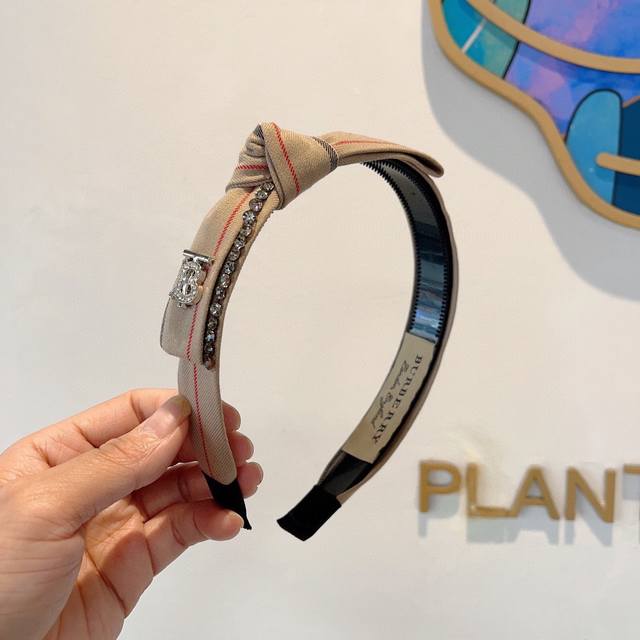 with packaging Burberry's new high-end bow headband, with all the details of th