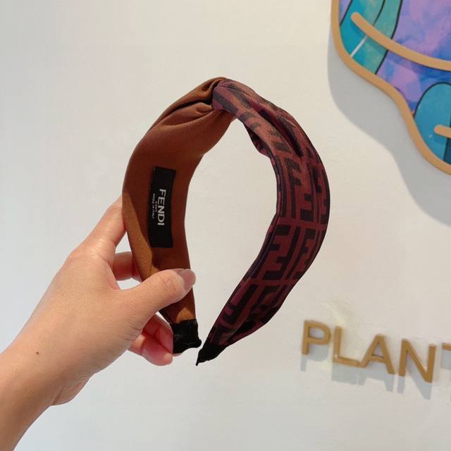 with packaging Fendi Fendi's hottest new headband, retro headband, simple and v