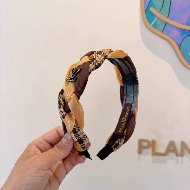 with packaging Lv Louis Vuitton classic new headband, fashionable headband, the