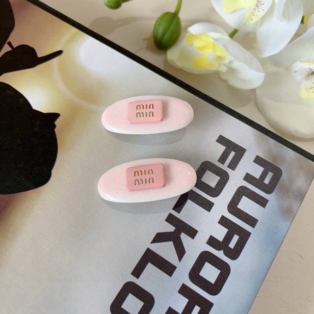 comes with a pair of Miumiu's new internet celebrity French Bb clips, classic l