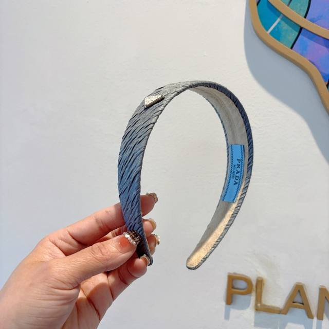 with packaging Prada Prada's new trendy letter headband. A must-have for a godd