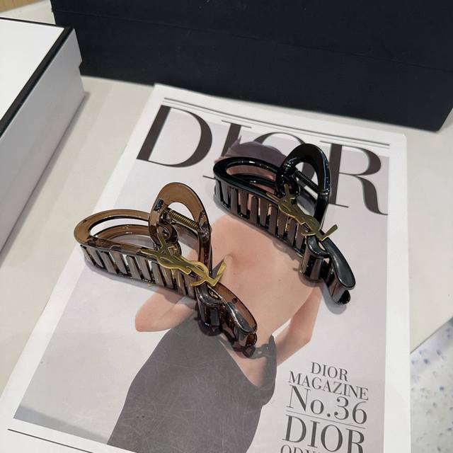 With packaging boxYsl Saint Laurent's new grab clip, elegant and beautiful, fash