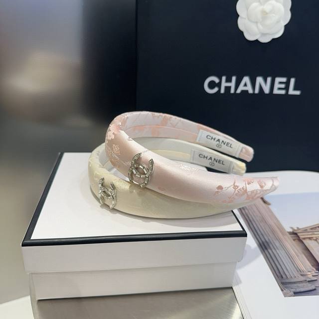 comes with a box Chanel's latest headband, super beautiful! A must-have for eve