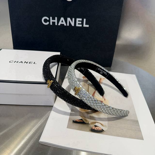 comes with a box Chanel's latest popular diamond headband, super beautiful! A m