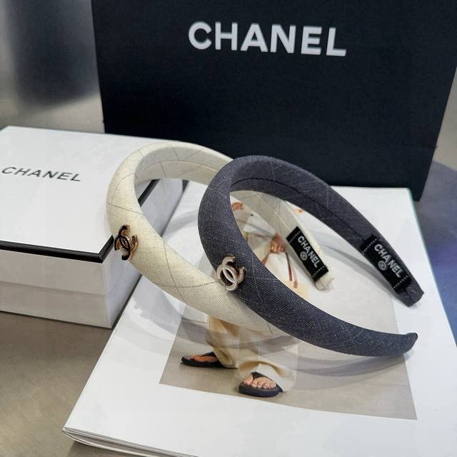 comes with a box Chanel's latest small checkered headband, super beautiful! A m