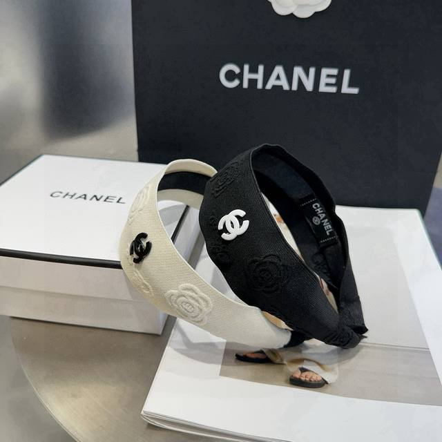 comes with a box Chanel's latest small camellia embossed headband, super beauti