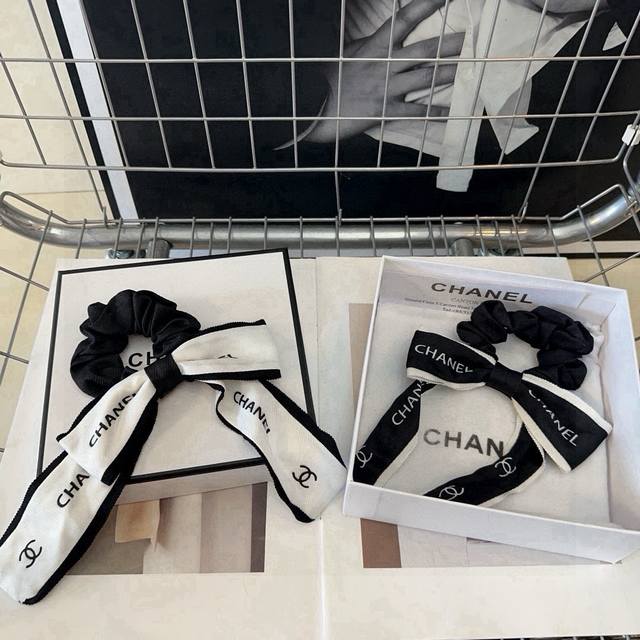 Comes with box Chanel's latest small hair band is simple and practical, fashion