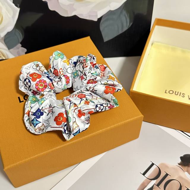 Special packaging Lv Louis Vuitton classic silk hair band looks very good on the