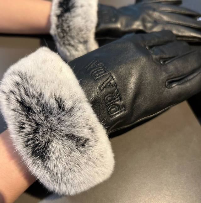 Prada's new 2025 autumn and winter lazy rabbit fur sheepskin embroidered gloves