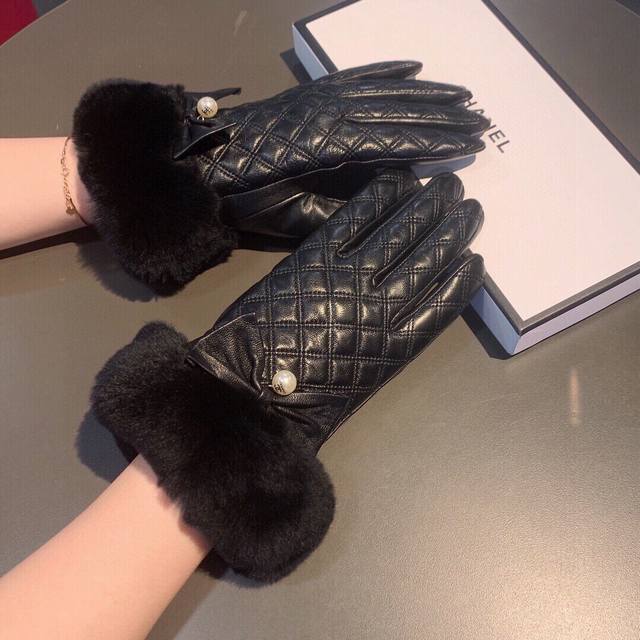 Chanel 2025 Autumn/Winter Lazy Rabbit Fur and Random Embroidery Sheepskin Gloves
