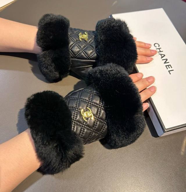 Chanel Chanel 2025 Autumn and Winter Short Lazy Rabbit Fur Gloves are worth comp
