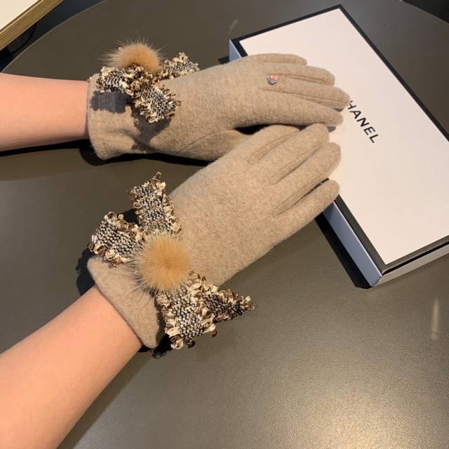 Chanel new wool gloves, fashionable gloves, warm and velvet lining for autumn an