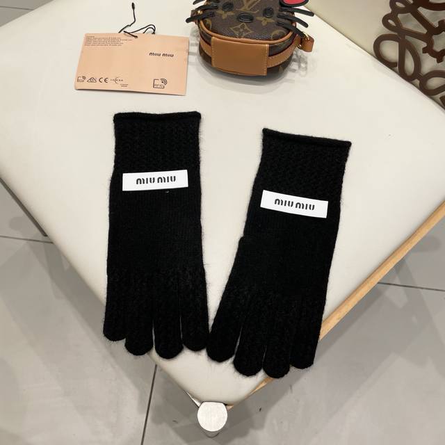 Miu Miu 2025 Autumn and Winter knitted wool gloves are worth comparing the same