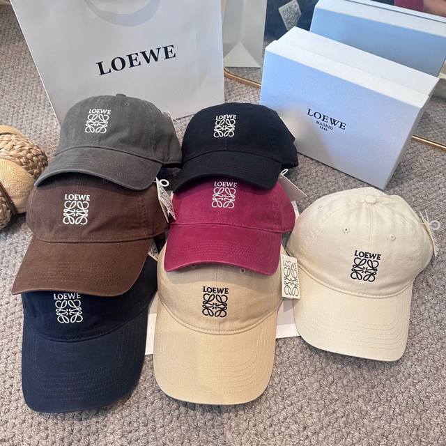 Loewe's new embroidered baseball cap, shipped simultaneously at the counter, big