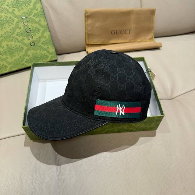 comes with a box bag. This is the latest collaboration between Ny and Gucci. Th