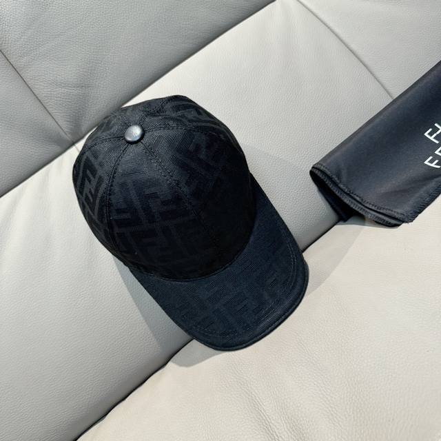 comes with a box bag. This new Fendi baseball cap features a double F jacquard