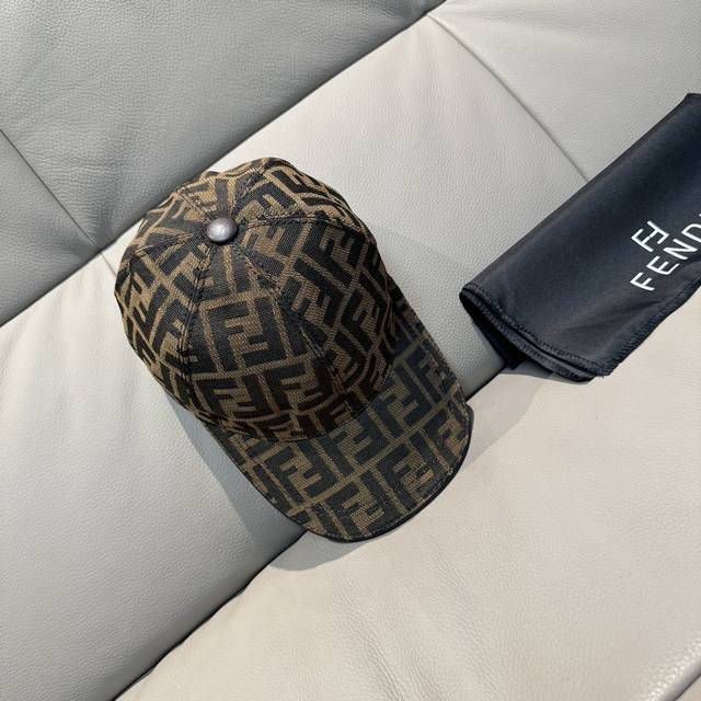 comes with a box bag. This new Fendi baseball cap features a double F jacquard
