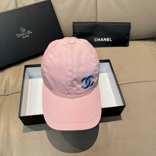 comes with a box and a cloth bag. This is a new Chanel baseball cap. 1:1 custom