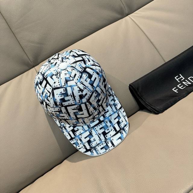 comes with a box bag. This new Fendi baseball cap features a double F jacquard
