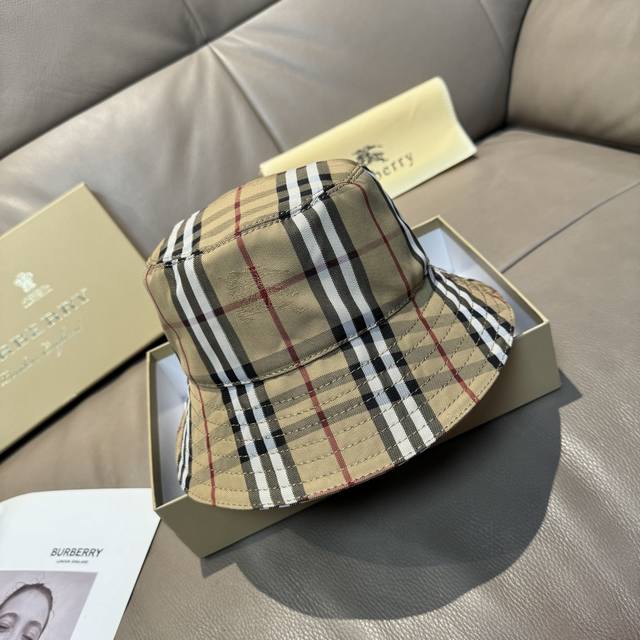 comes with a packaging bag, a classic Burberry bucket hat, a Warhorse check buc