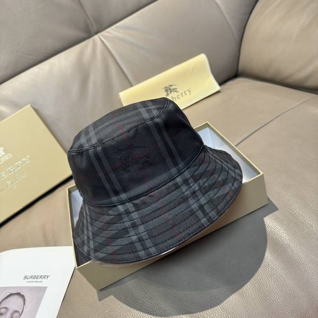 comes with a packaging bag. This Burberry classic bucket hat features a Warhors