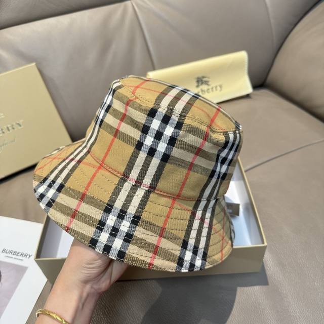 comes with a packaging bag. This is a classic Burberry bucket hat, a top-of-the