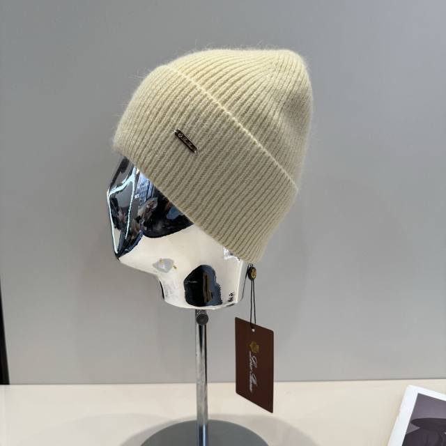 Lp's latest woolen hat has a fashionable and avant-garde casual design style. It