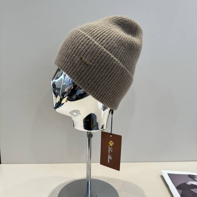 Lp's latest woolen hat has a fashionable and avant-garde casual design style. It