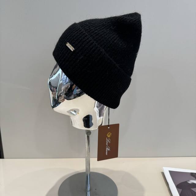 Lp's latest woolen hat has a fashionable and avant-garde casual design style. It