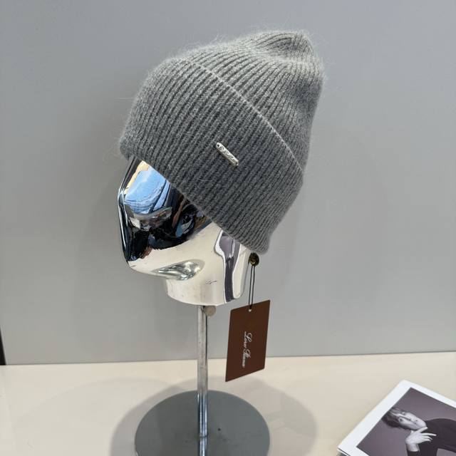 Lp's latest woolen hat has a fashionable and avant-garde casual design style. It