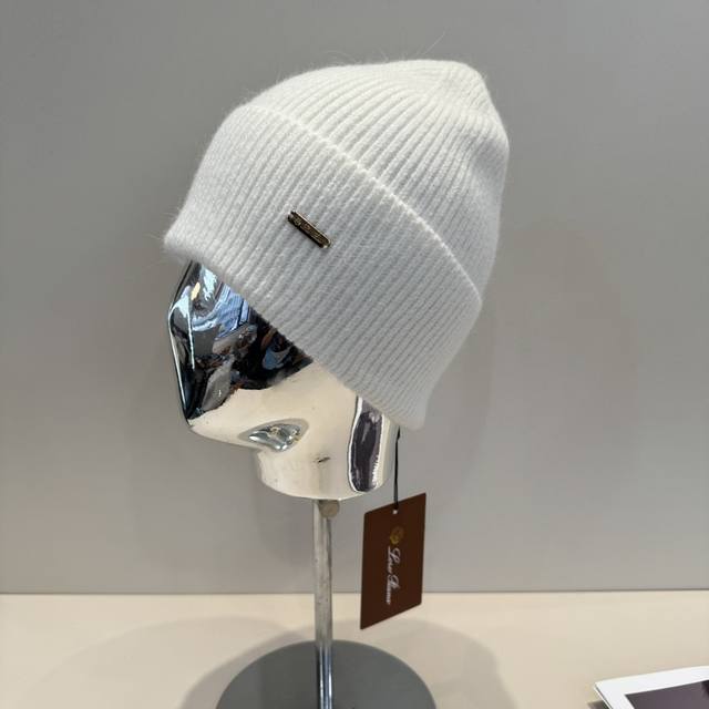Lp's latest woolen hat has a fashionable and avant-garde casual design style. It