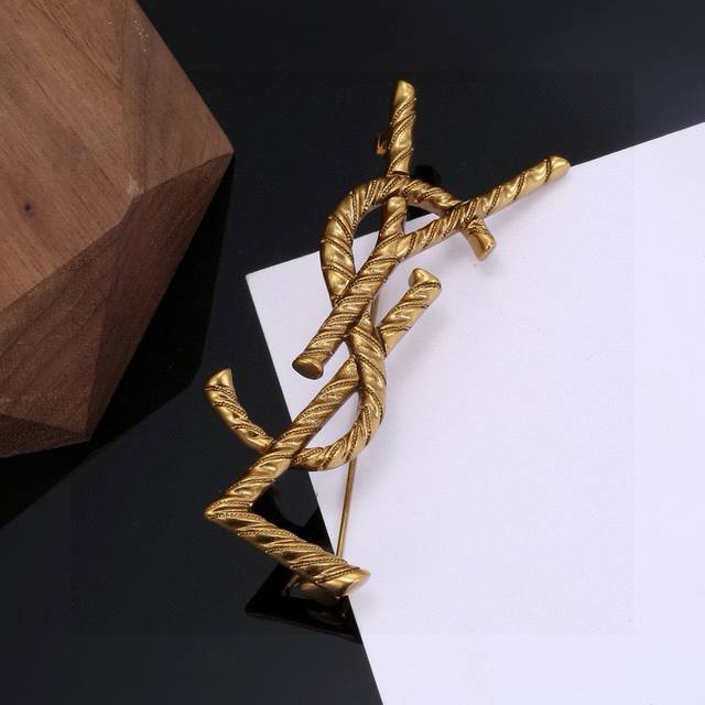 Ysl brooch, classic, luxurious, fashionable and versatile, just like a cocktail