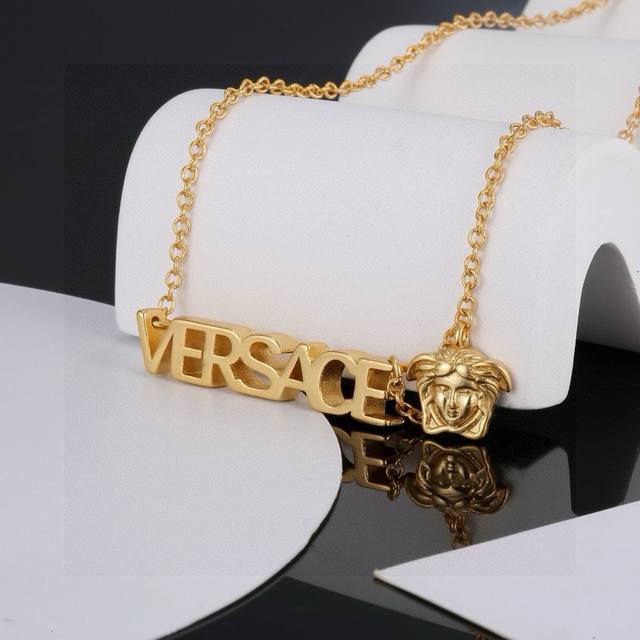 Versace This gold necklace is an elegant accessory, decorated with a Medusa hea