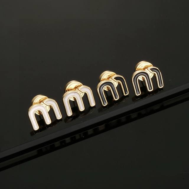 Miu Miu letter earrings are classic gold in color, small, exquisite, cute and v