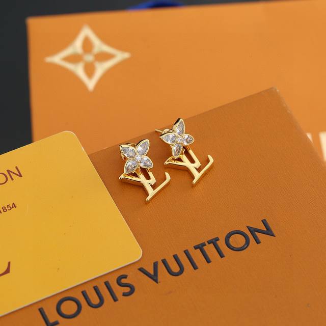 Beautiful Lv Louis Vuitton earrings are elegant, intellectual, and versatile. T