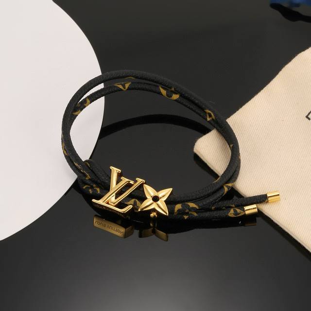 The Lv Circle reversible bracelet, suitable for both men and women, features th