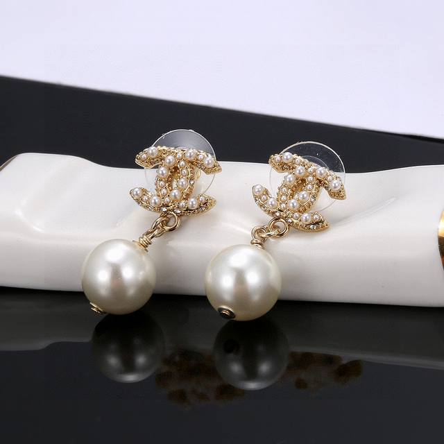 Chanel pearl stud earrings are fashionable and versatile, super beautiful. 1:1 e