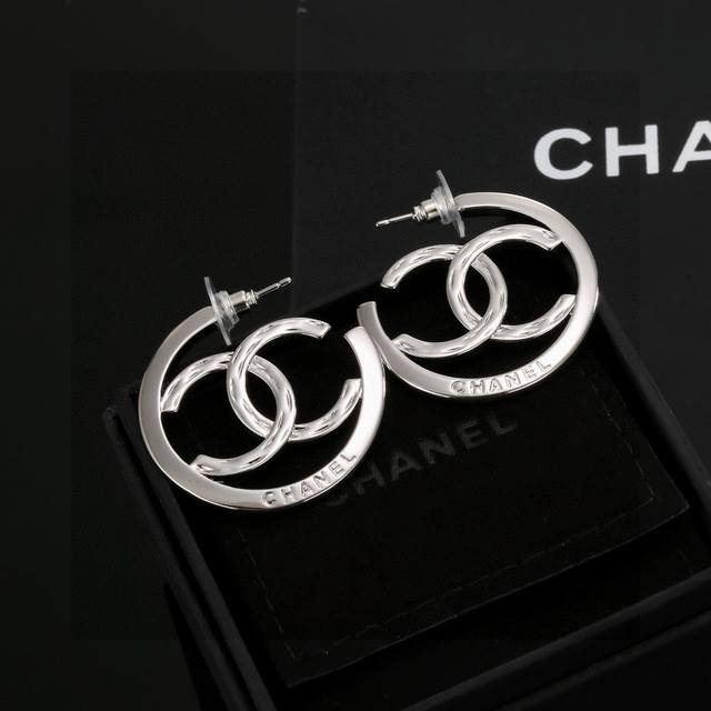 Chanel Chanel classic double C earrings are very beautiful and versatile with an
