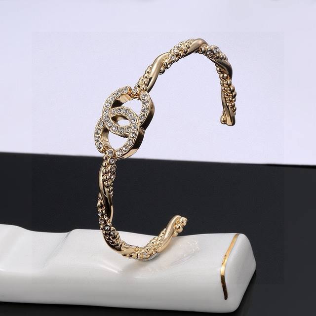 Ch Nel Chanel's new bracelet is made of high-end quality and combines classic Cc