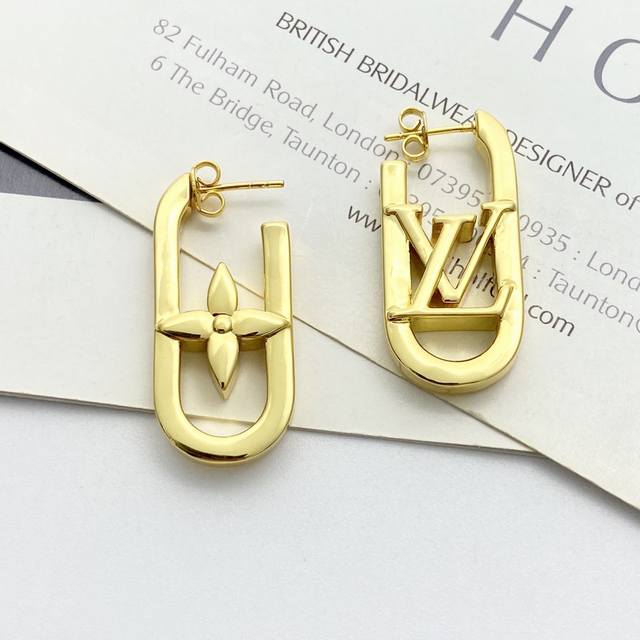 Lv earrings are hot-selling and have a new style. Zp Asymmetrical Ab style Lv Lo