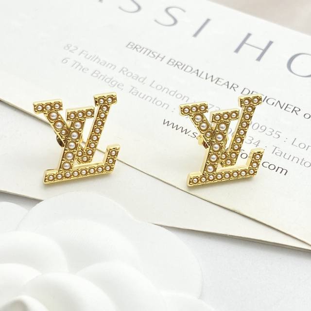 Lv earrings are hot-selling and are on sale now. Zp Lv basic pearl earrings Simp