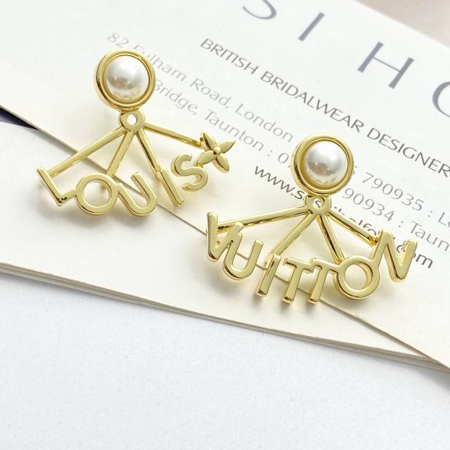 Lv earrings are a hot-selling style and are in great demand. Zp Lv asymmetrical