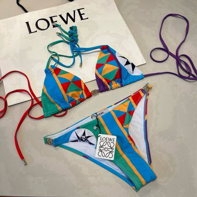 Loewe's new bikini swimsuit is suitable for a variety of occasions.